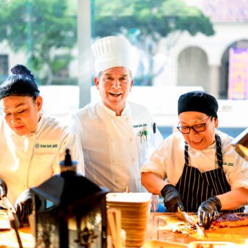 Tres chefs preparan comida en un restaurante de San José