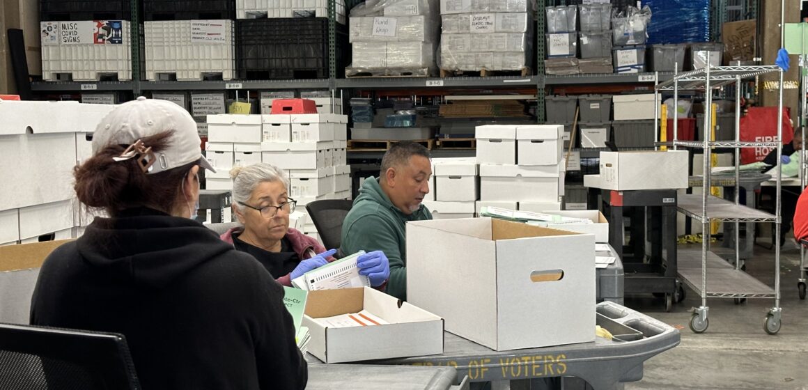 Các nhân viên bầu cử xem qua các thùng phiếu tại Văn phòng Đăng ký Cử tri Quận Santa Clara trong nỗ lực kiểm phiếu lại