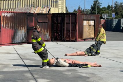 Hai người phụ nữ mặc trang phục lính cứu hỏa trong một buổi huấn luyện ở San Jose, California.
