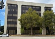 Mặt ngoài của một tòa nhà nhiều tầng ở San Jose, California.