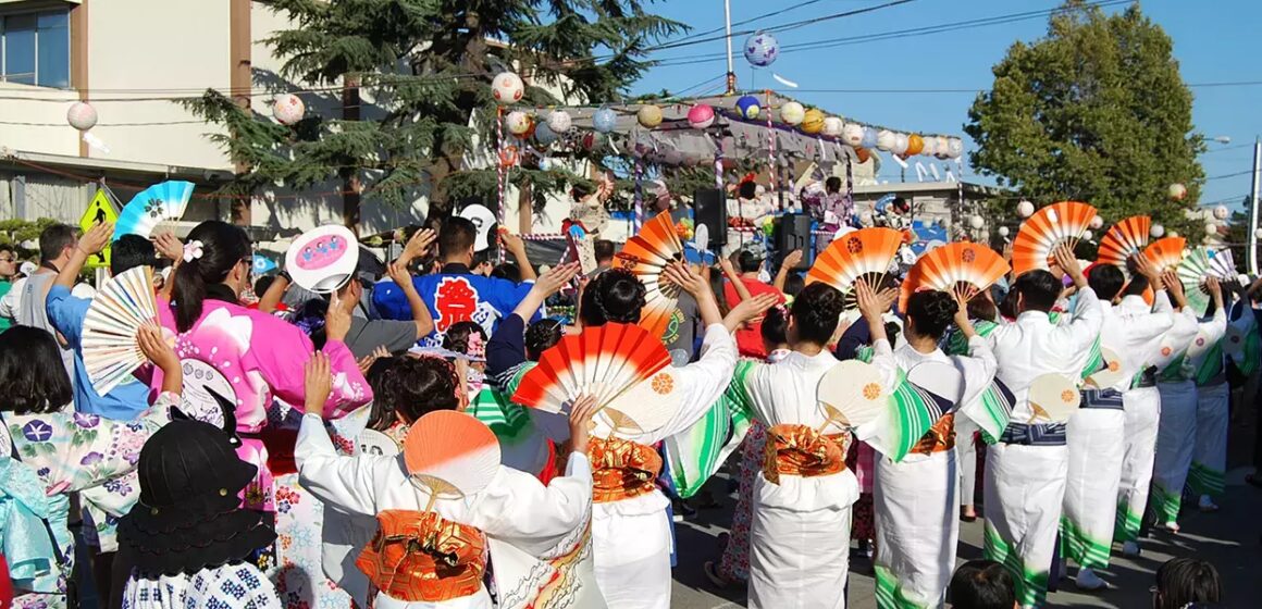 Japantown Người dân vẫy quạt tại một lễ hội văn hóa khu phố Nhật Bản ở San Jose, California.